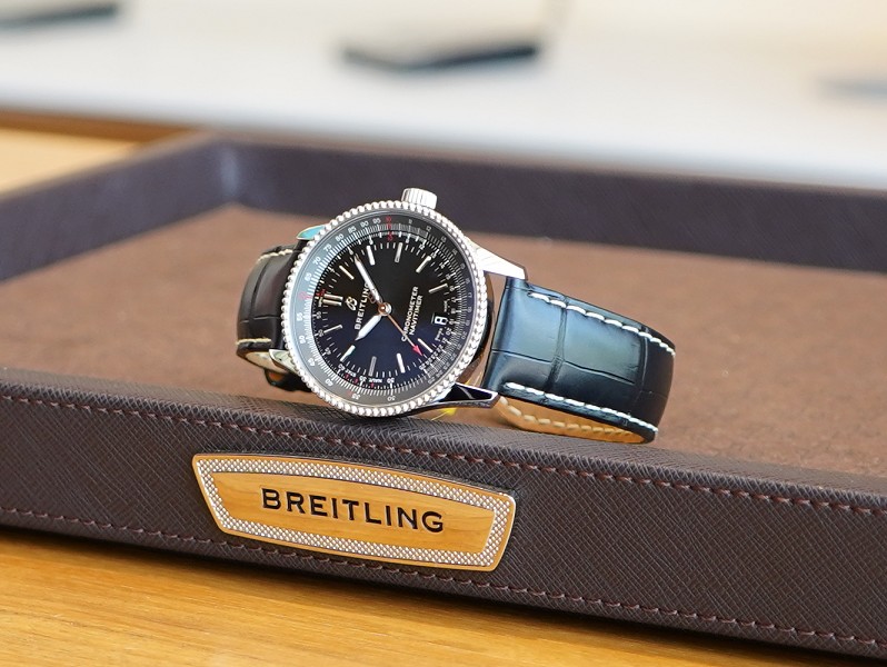 男性にも女性にもオススメ 小振りで薄型の ナビタイマー1 オートマチック 38 ブライトリングブティック大阪 公式ブログ