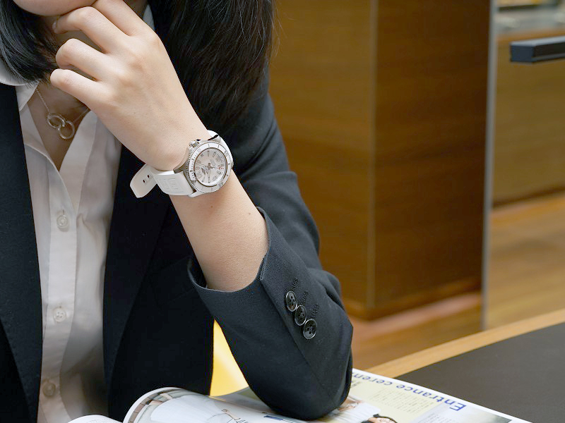 ホワイトを基調とした女性が使える本格ダイバーズウォッチ スーパーオーシャン オートマチック 36 ブライトリングブティック大阪 公式ブログ